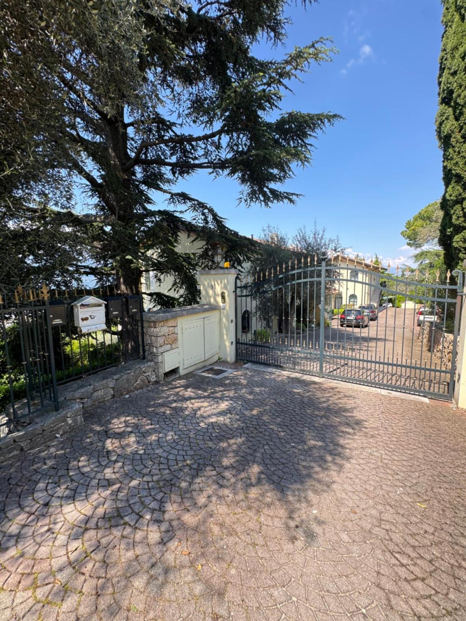 Appartamento La Perla Torri Del Benaco Buitenkant foto